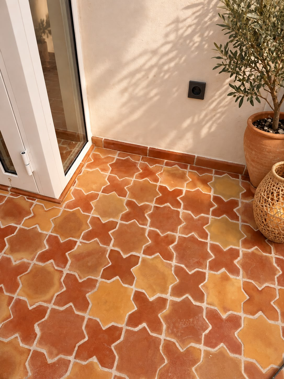 Patio con suelo de barro cocido artesanal