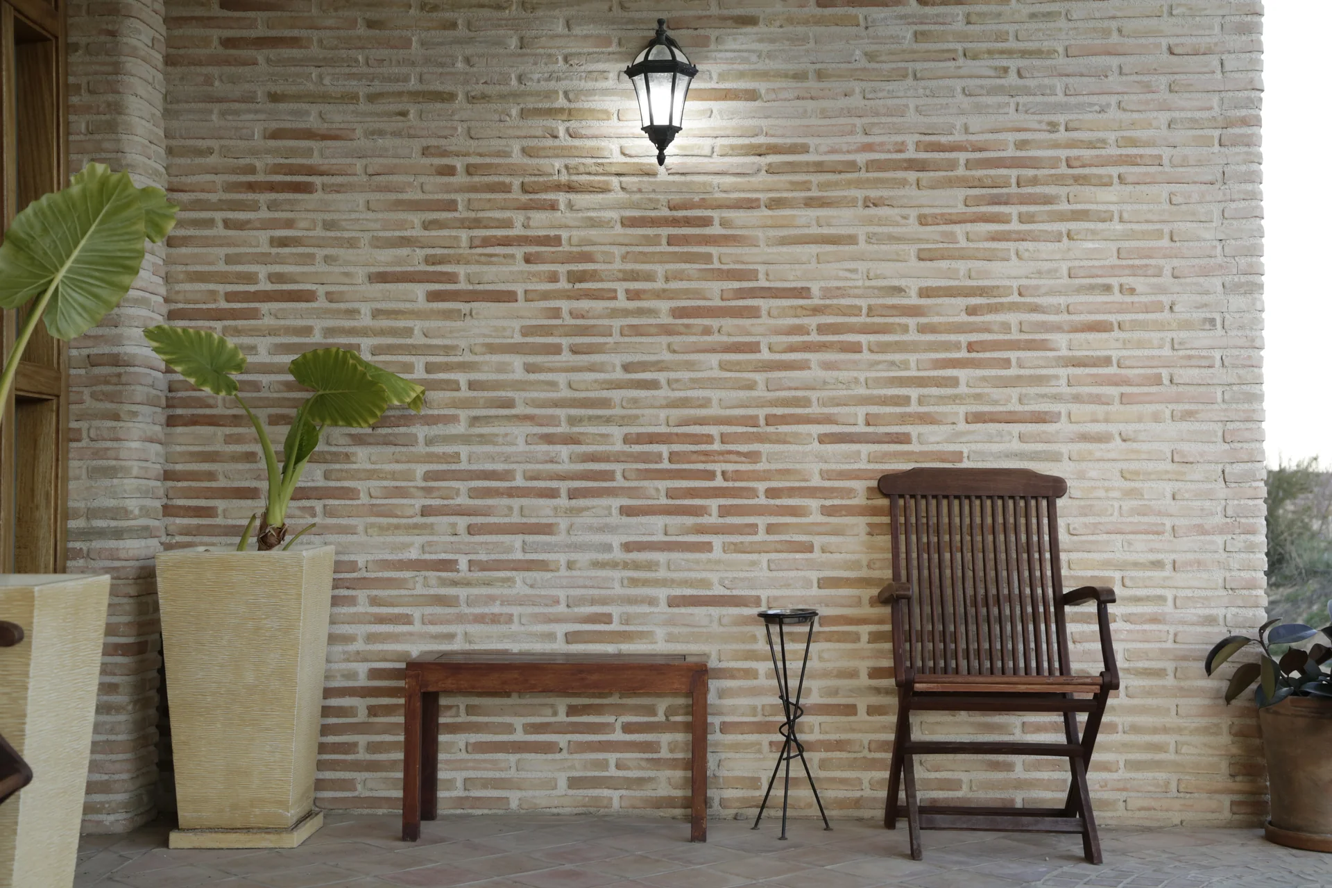 Pared revestida con ladrillo artesanal de 25 × 12 × 3 cm