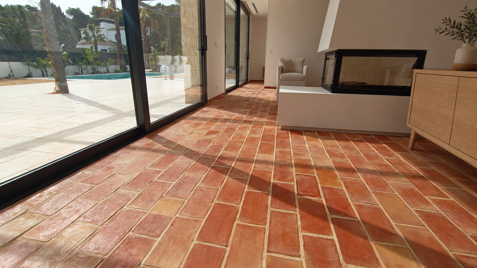 Zona de paso con suelo de barro cocido junto a terraza