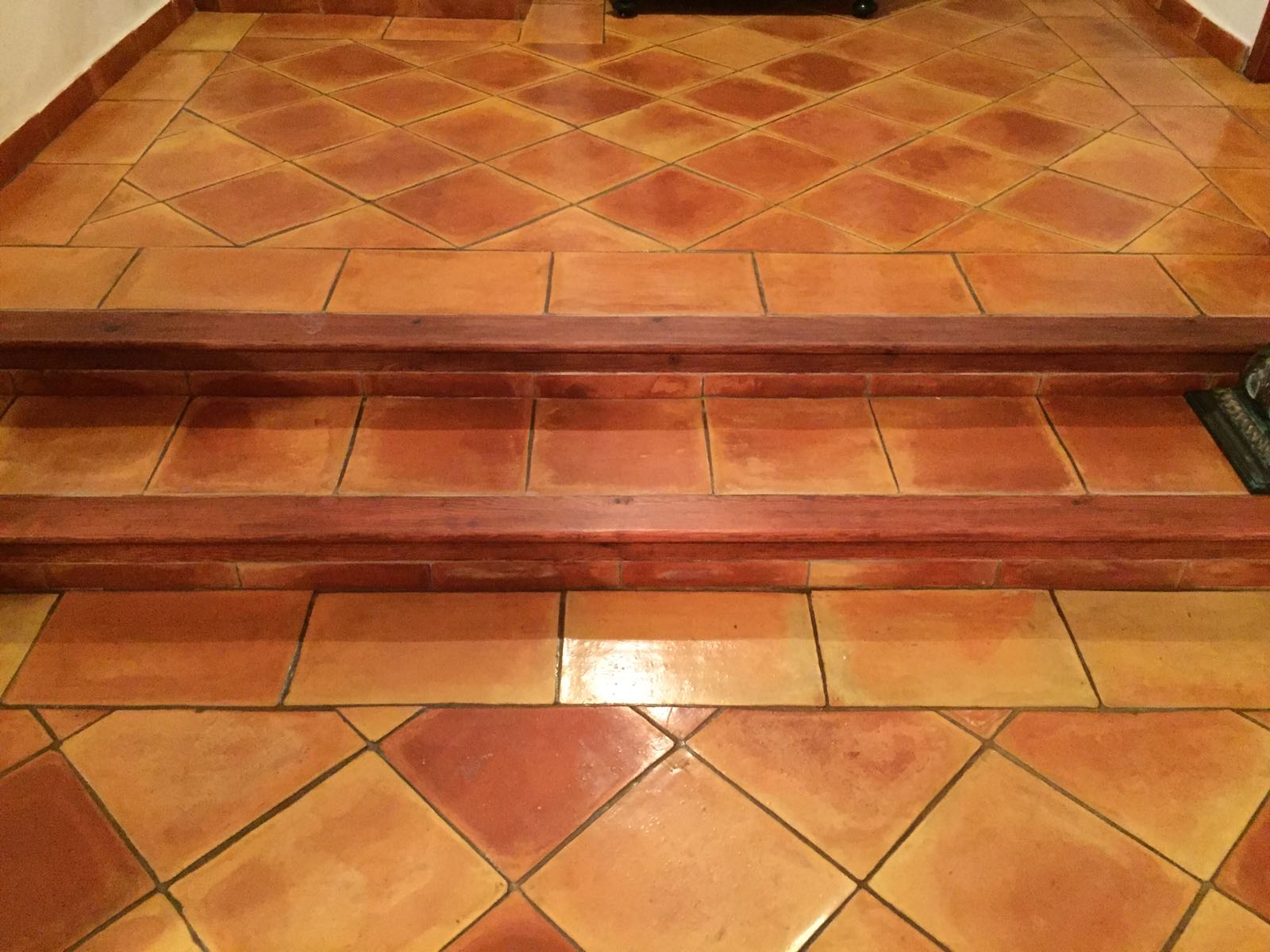 Escaleras y suelo de barro cocido con piezas diagonales
