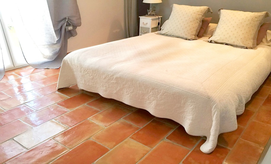 Dormitorio con suelo de barro cocido artesanal